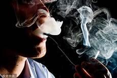 男人孤单忧伤抽烟图片